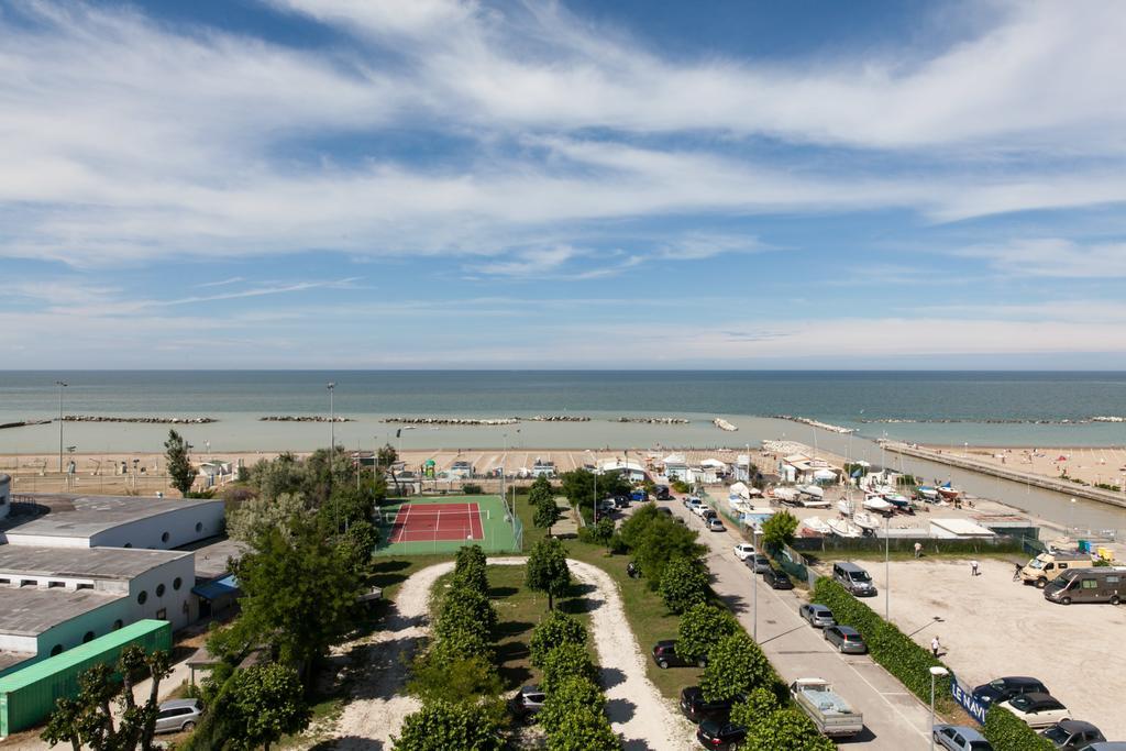 Hotel Cormoran Cattolica Exterior foto